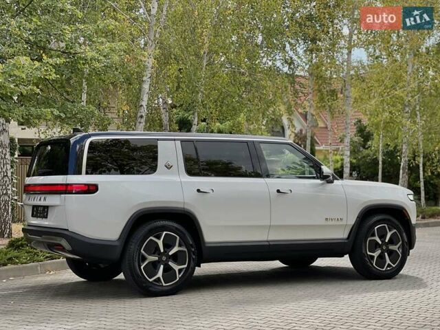 Белый Rivian R1S, объемом двигателя 0 л и пробегом 1 тыс. км за 55900 $, фото 13 на Automoto.ua