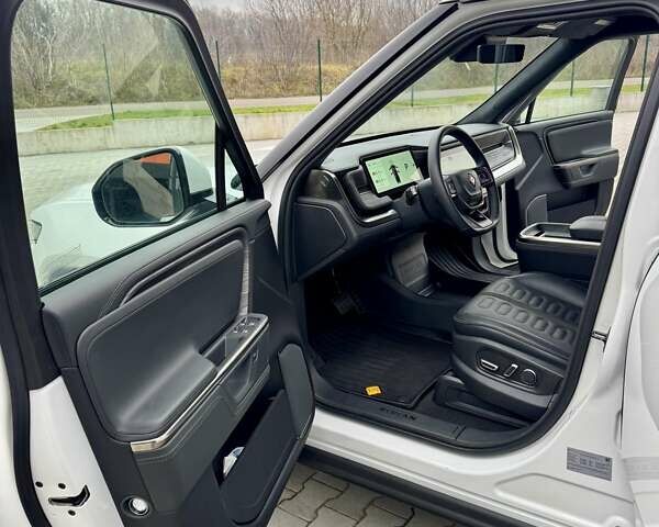 Білий Rivian R1S, об'ємом двигуна 0 л та пробігом 5 тис. км за 49999 $, фото 22 на Automoto.ua