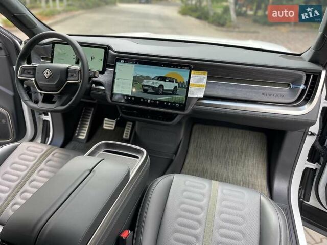 Белый Rivian R1S, объемом двигателя 0 л и пробегом 1 тыс. км за 55900 $, фото 18 на Automoto.ua