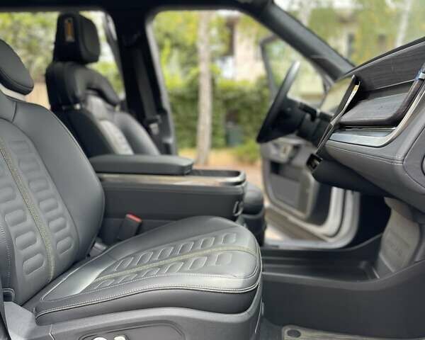 Белый Rivian R1S, объемом двигателя 0 л и пробегом 1 тыс. км за 55900 $, фото 22 на Automoto.ua