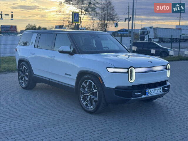 Rivian R1S 2025 в Виннице на Automoto.ua Белый Rivian R1S, объемом двигателя 0 л и пробегом 6 тыс. км за 65000 $, фото 1 на Automoto.ua
