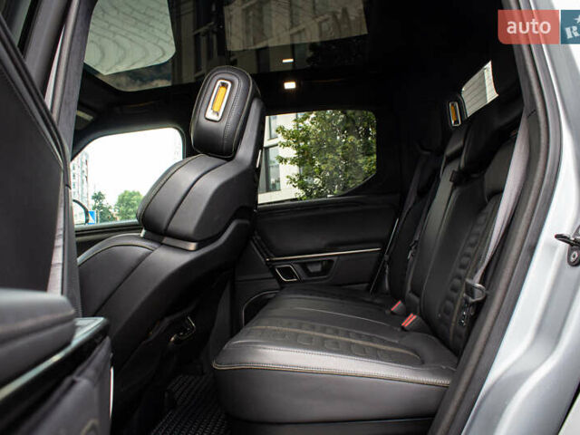 Сірий Rivian R1S, об'ємом двигуна 0 л та пробігом 54 тис. км за 52000 $, фото 47 на Automoto.ua