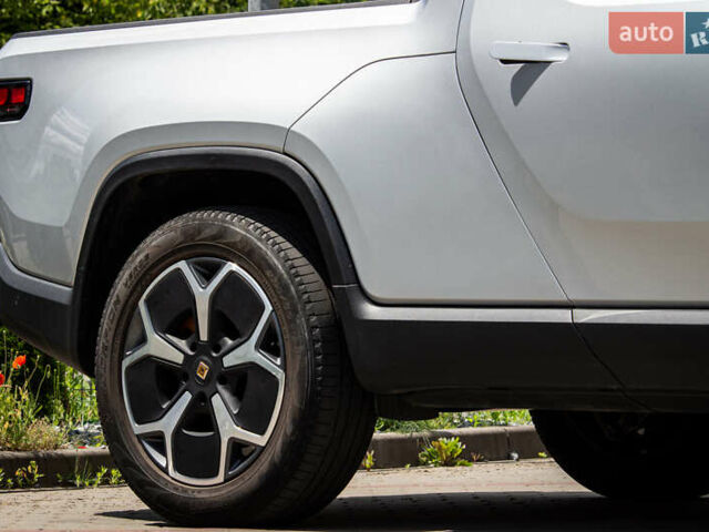 Сірий Rivian R1S, об'ємом двигуна 0 л та пробігом 54 тис. км за 52000 $, фото 10 на Automoto.ua