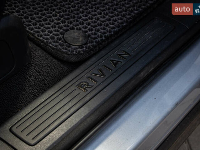 Сірий Rivian R1S, об'ємом двигуна 0 л та пробігом 54 тис. км за 52000 $, фото 62 на Automoto.ua