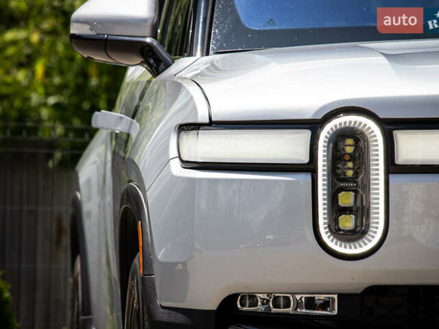 Сірий Rivian R1S, об'ємом двигуна 0 л та пробігом 54 тис. км за 52000 $, фото 6 на Automoto.ua