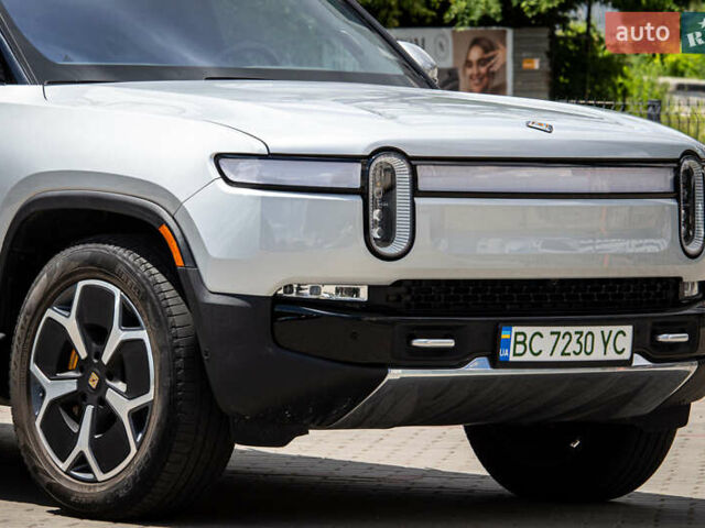 Сірий Rivian R1S, об'ємом двигуна 0 л та пробігом 54 тис. км за 52000 $, фото 5 на Automoto.ua