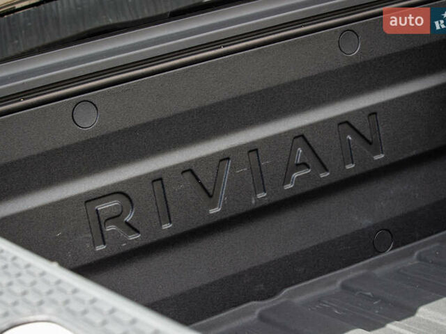 Сірий Rivian R1S, об'ємом двигуна 0 л та пробігом 54 тис. км за 52000 $, фото 32 на Automoto.ua