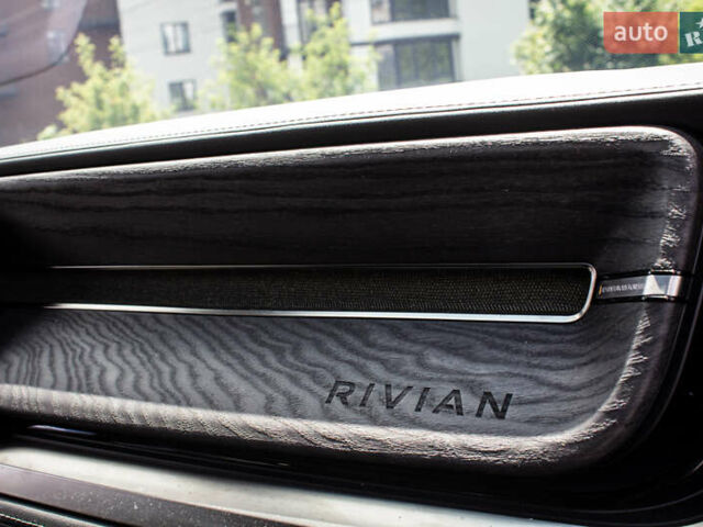 Сірий Rivian R1S, об'ємом двигуна 0 л та пробігом 54 тис. км за 52000 $, фото 2 на Automoto.ua