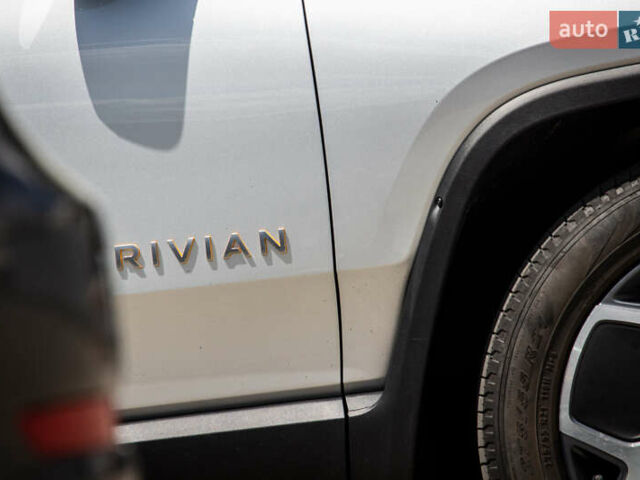 Сірий Rivian R1S, об'ємом двигуна 0 л та пробігом 54 тис. км за 52000 $, фото 9 на Automoto.ua