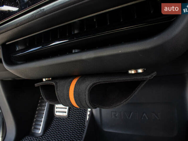 Сірий Rivian R1S, об'ємом двигуна 0 л та пробігом 54 тис. км за 52000 $, фото 3 на Automoto.ua