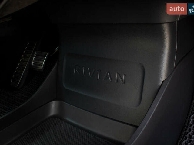 Сірий Rivian R1S, об'ємом двигуна 0 л та пробігом 54 тис. км за 52000 $, фото 65 на Automoto.ua