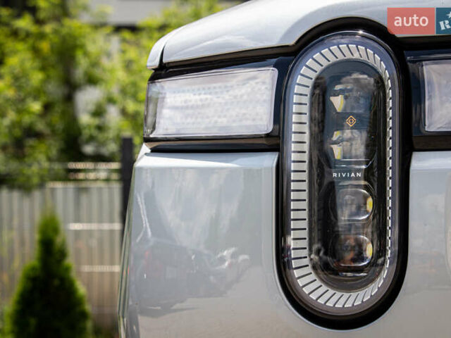Сірий Rivian R1S, об'ємом двигуна 0 л та пробігом 54 тис. км за 52000 $, фото 14 на Automoto.ua