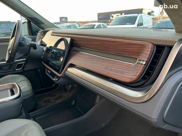 Серый Rivian R1S, объемом двигателя 0 л и пробегом 29 тыс. км за 57490 $, фото 46 на Automoto.ua