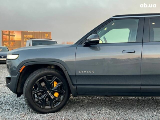 Серый Rivian R1S, объемом двигателя 0 л и пробегом 29 тыс. км за 57490 $, фото 2 на Automoto.ua