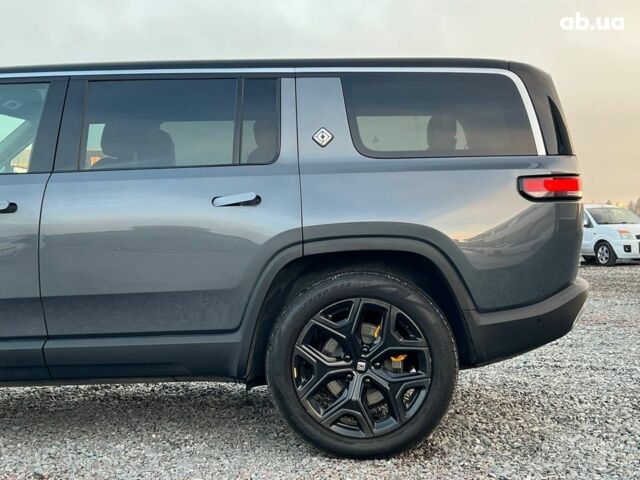 Серый Rivian R1S, объемом двигателя 0 л и пробегом 29 тыс. км за 57490 $, фото 4 на Automoto.ua