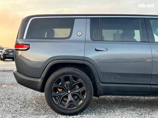Серый Rivian R1S, объемом двигателя 0 л и пробегом 29 тыс. км за 57490 $, фото 8 на Automoto.ua