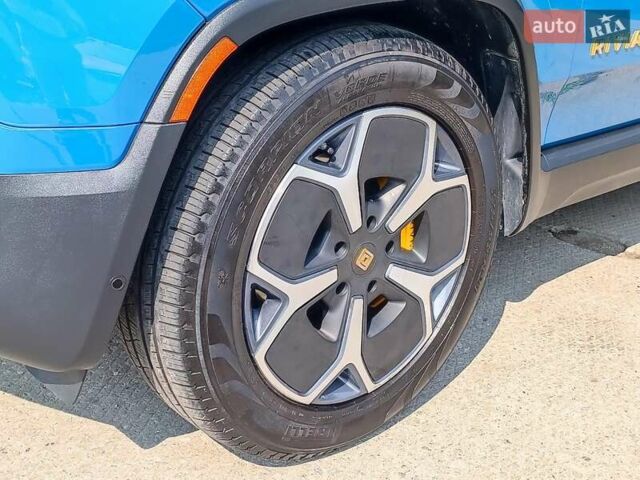 Серый Rivian R1S, объемом двигателя 0 л и пробегом 10 тыс. км за 55290 $, фото 2 на Automoto.ua