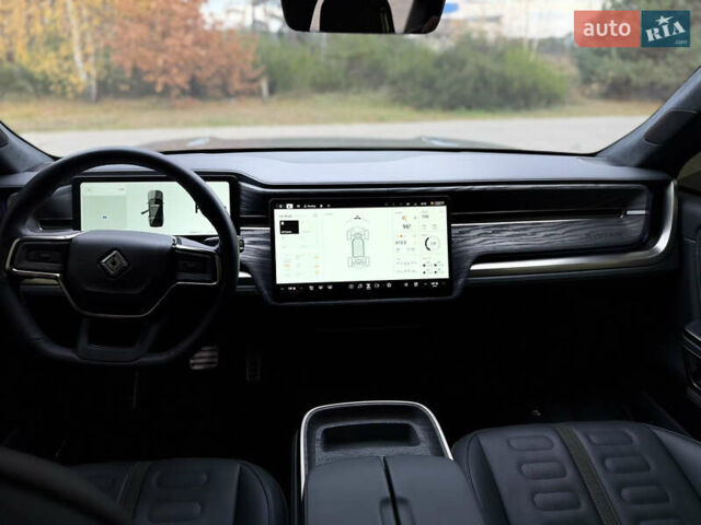 Сірий Rivian R1S, об'ємом двигуна 0 л та пробігом 42 тис. км за 54500 $, фото 23 на Automoto.ua