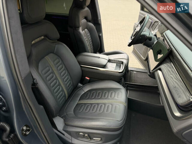Сірий Rivian R1S, об'ємом двигуна 0 л та пробігом 42 тис. км за 54500 $, фото 25 на Automoto.ua