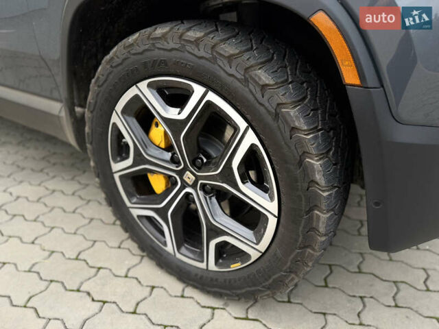 Сірий Rivian R1S, об'ємом двигуна 0 л та пробігом 42 тис. км за 54500 $, фото 17 на Automoto.ua