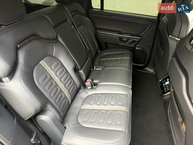 Сірий Rivian R1S, об'ємом двигуна 0 л та пробігом 42 тис. км за 54500 $, фото 27 на Automoto.ua