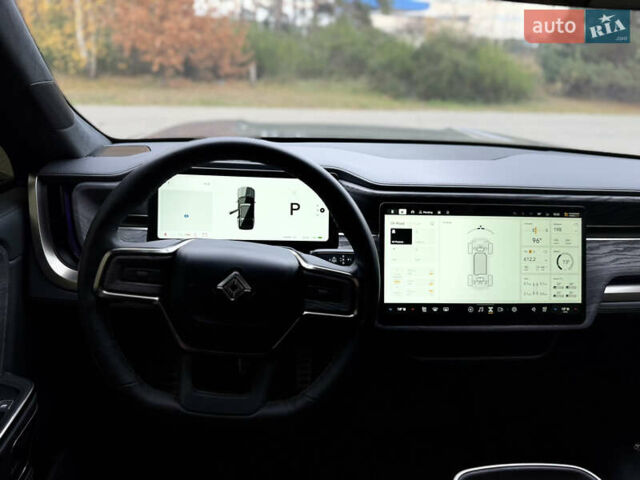 Сірий Rivian R1S, об'ємом двигуна 0 л та пробігом 42 тис. км за 54500 $, фото 22 на Automoto.ua