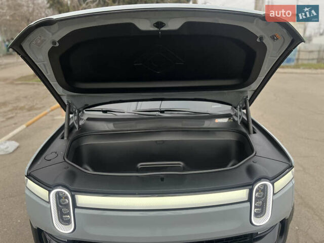 Серый Rivian R1S, объемом двигателя 0 л и пробегом 13 тыс. км за 57000 $, фото 6 на Automoto.ua