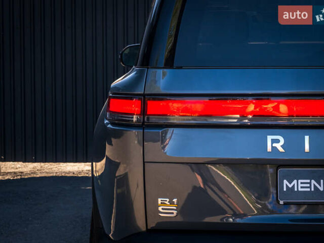 Серый Rivian R1S, объемом двигателя 0 л и пробегом 10 тыс. км за 49900 $, фото 13 на Automoto.ua