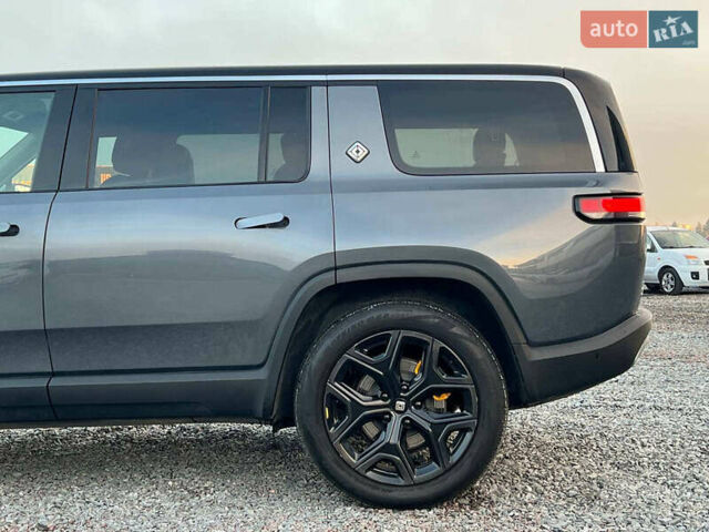 Серый Rivian R1S, объемом двигателя 0 л и пробегом 29 тыс. км за 57490 $, фото 3 на Automoto.ua