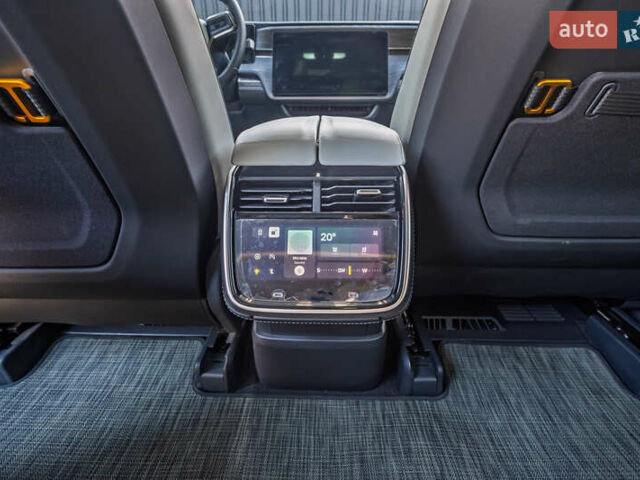 Серый Rivian R1S, объемом двигателя 0 л и пробегом 10 тыс. км за 49900 $, фото 32 на Automoto.ua