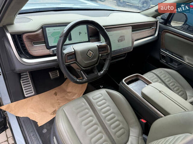 Серый Rivian R1S, объемом двигателя 0 л и пробегом 46 тыс. км за 26500 $, фото 6 на Automoto.ua