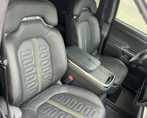 Серый Rivian R1S, объемом двигателя 0 л и пробегом 13 тыс. км за 57000 $, фото 8 на Automoto.ua