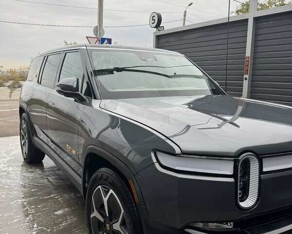 Серый Rivian R1S, объемом двигателя 0 л и пробегом 28 тыс. км за 49900 $, фото 1 на Automoto.ua