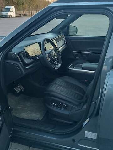 Серый Rivian R1S, объемом двигателя 0 л и пробегом 18 тыс. км за 47000 $, фото 2 на Automoto.ua