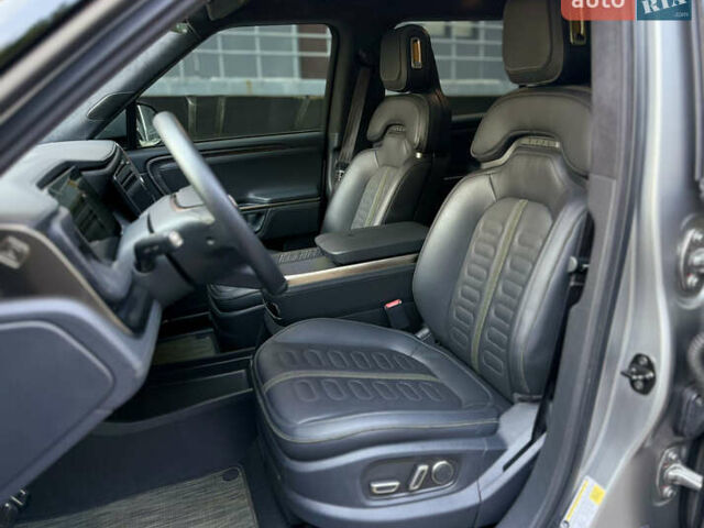 Серый Rivian R1S, объемом двигателя 0 л и пробегом 13 тыс. км за 49000 $, фото 10 на Automoto.ua