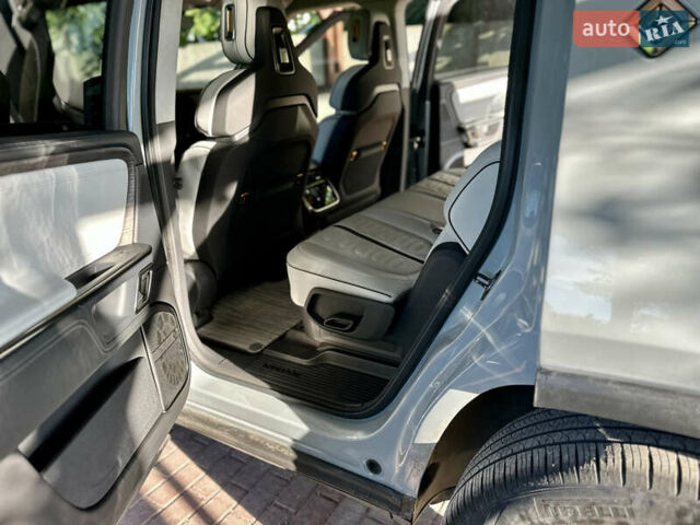 Серый Rivian R1S, объемом двигателя 0 л и пробегом 12 тыс. км за 51700 $, фото 28 на Automoto.ua
