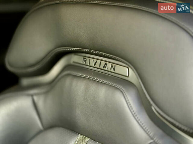 Серый Rivian R1S, объемом двигателя 0 л и пробегом 13 тыс. км за 49000 $, фото 11 на Automoto.ua