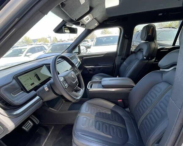 Серый Rivian R1S, объемом двигателя 0 л и пробегом 5 тыс. км за 49900 $, фото 4 на Automoto.ua