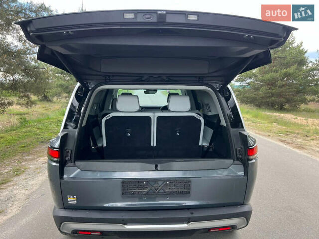 Серый Rivian R1S, объемом двигателя 0 л и пробегом 39 тыс. км за 56000 $, фото 15 на Automoto.ua