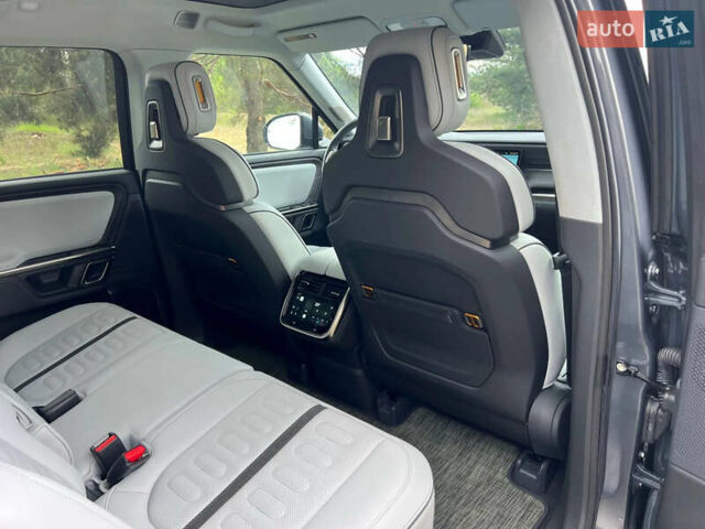 Серый Rivian R1S, объемом двигателя 0 л и пробегом 39 тыс. км за 56000 $, фото 9 на Automoto.ua