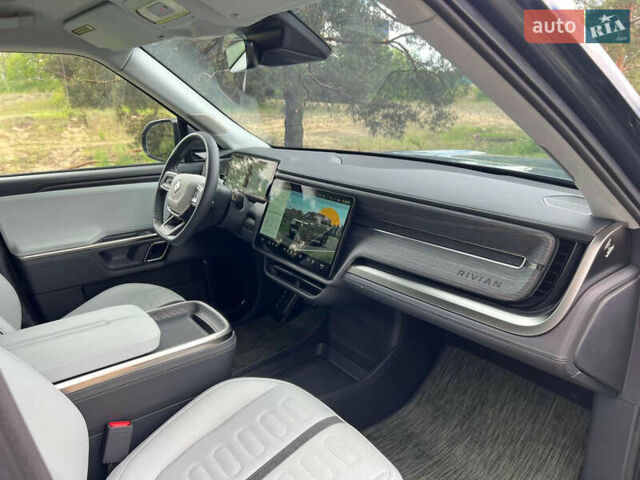 Серый Rivian R1S, объемом двигателя 0 л и пробегом 39 тыс. км за 56000 $, фото 7 на Automoto.ua