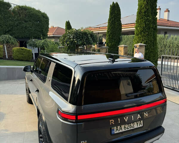 Серый Rivian R1S, объемом двигателя 0 л и пробегом 17 тыс. км за 82500 $, фото 4 на Automoto.ua