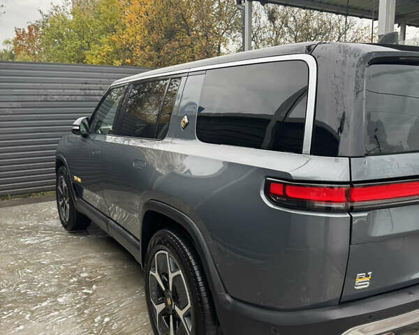 Серый Rivian R1S, объемом двигателя 0 л и пробегом 28 тыс. км за 49900 $, фото 3 на Automoto.ua