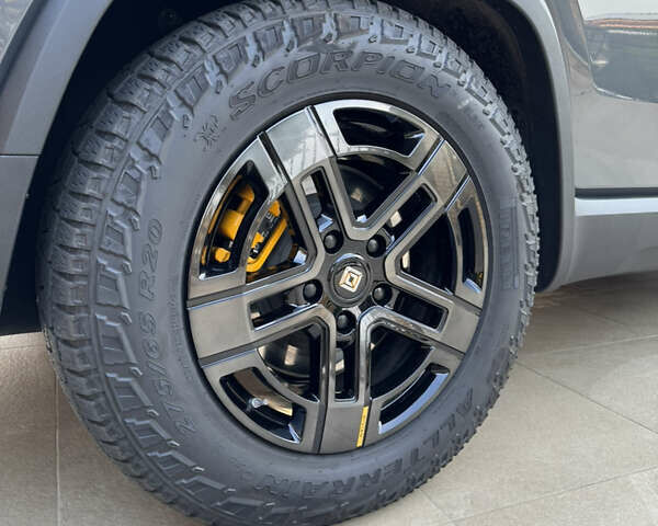 Серый Rivian R1S, объемом двигателя 0 л и пробегом 17 тыс. км за 82500 $, фото 5 на Automoto.ua