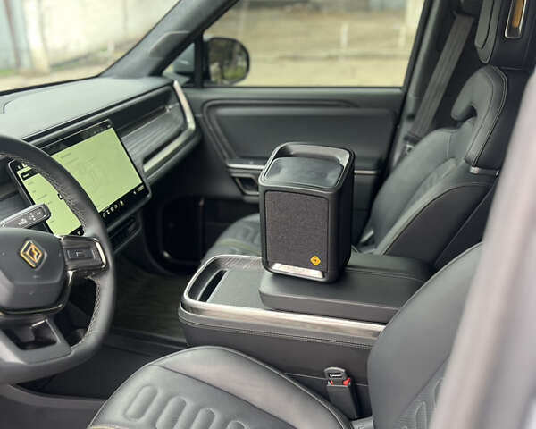 Серый Rivian R1S, объемом двигателя 0 л и пробегом 13 тыс. км за 57000 $, фото 14 на Automoto.ua