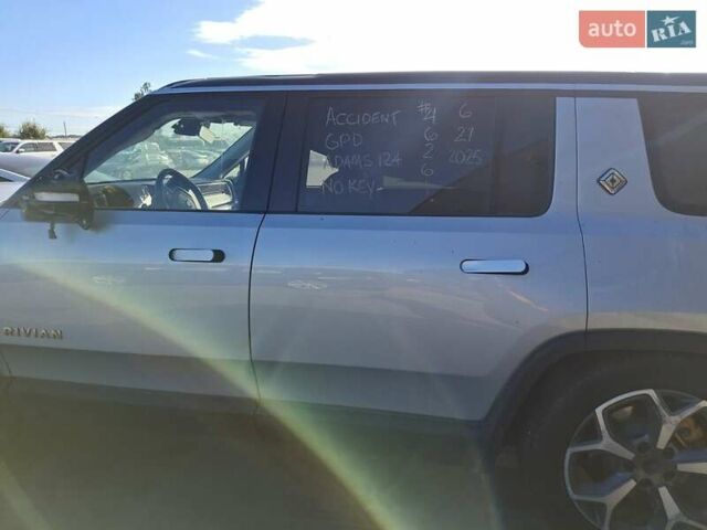 Сірий Rivian R1S, об'ємом двигуна 0 л та пробігом 13 тис. км за 32100 $, фото 11 на Automoto.ua