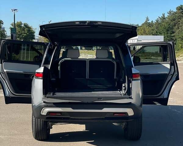 Сірий Rivian R1S, об'ємом двигуна 0 л та пробігом 2 тис. км за 47500 $, фото 25 на Automoto.ua