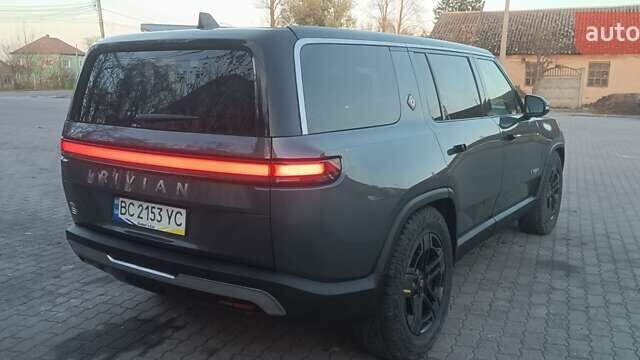 Серый Rivian R1S, объемом двигателя 0 л и пробегом 18 тыс. км за 47000 $, фото 3 на Automoto.ua