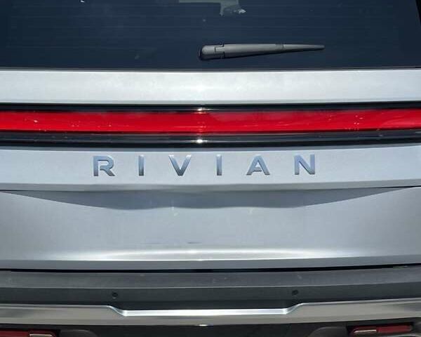 Серый Rivian R1S, объемом двигателя 0 л и пробегом 5 тыс. км за 49900 $, фото 2 на Automoto.ua