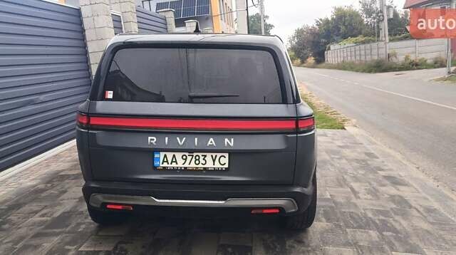 Серый Rivian R1S, объемом двигателя 0 л и пробегом 19 тыс. км за 57000 $, фото 2 на Automoto.ua